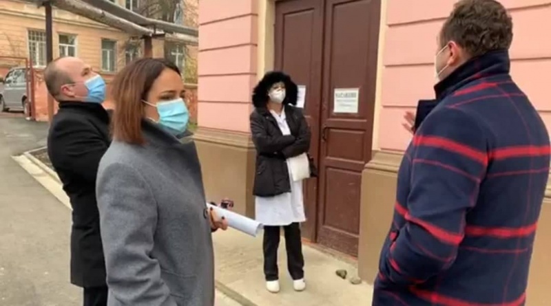 Гендиректор обласної лікарні дорікнув лікарці, що за 4 роки депутатства в обласній раді вона 'не зробила ніц для лікарні: ні генератор, ні кисень' 