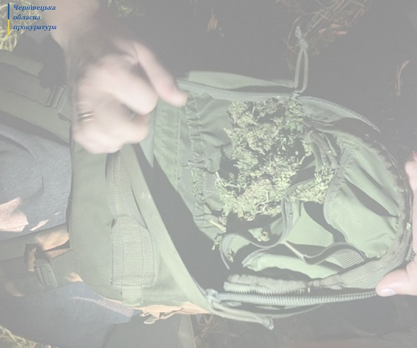 Буковинець намагався винести за кордон повний рюкзак марихуани