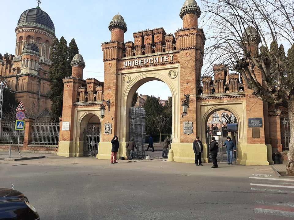 У Чернівецькому університеті відновили ворота, які протаранив водій легковика «під кайфом» (фото) 