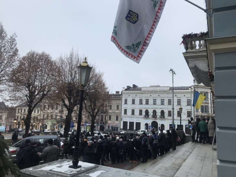 «Припиніть геноцид»: у Чернівцях під ратушею протестують проти підвищення цін на газ (ОНОВЛЕНО+ВІДЕО)