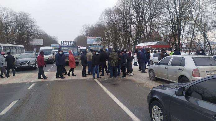 «Тарифні» протести на Буковині: люди перекрили одразу кілька трас (ФОТО, ВІДЕО) 