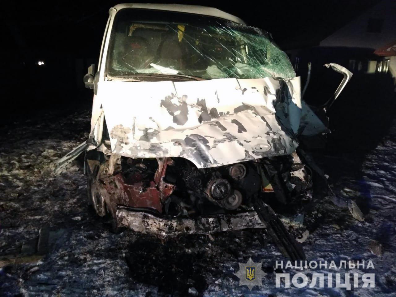 На Буковині під час ДТП розбився хлібний фургон, 27-річний водій загинув на місці