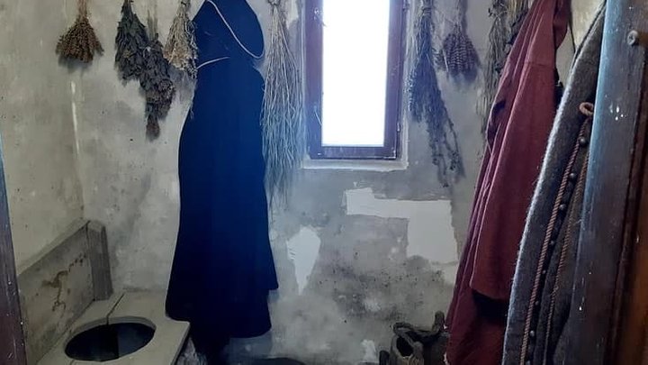Інсталяцію середньовічного туалету відкрили у Хотинській фортеці 