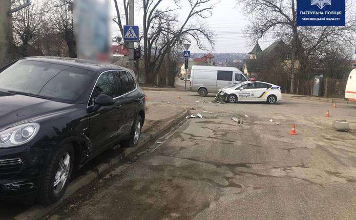 Чернівчанка за кермом Porsche таранила поліцейське авто 