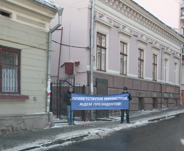 'Приветствуем министров. Ждем президентов': в Черновцах двое парней пытались убедить Лаврова, что очень ждут Путина