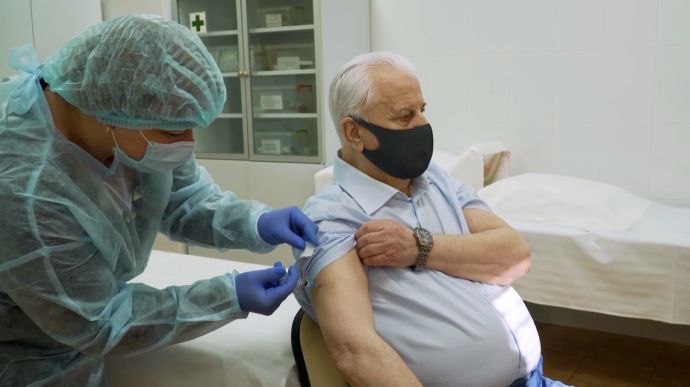 Перший президент України Кравчук щепився вакциною 'AstaZeneca'