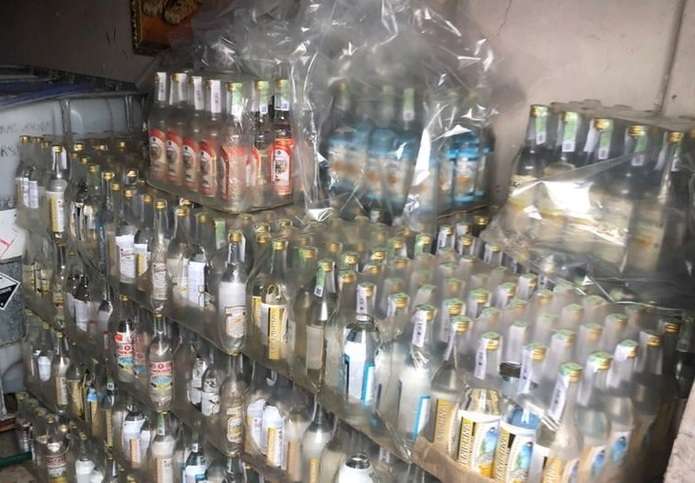 Алкоголю на пів мільйона гривень: у Чернівцях накрили підпільну гуральню  
