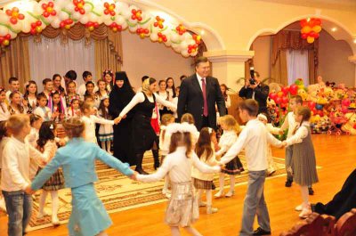 Під час хороводу з дітьми у залі луснула кулька. Янукович стрепенувся, але швидко опанував себе