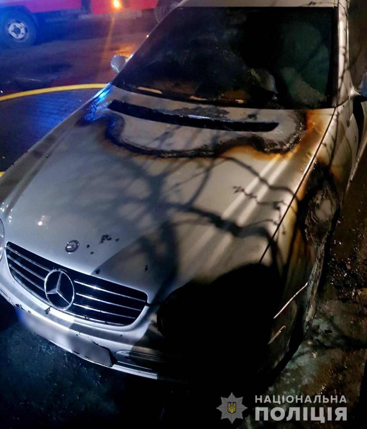 На Текстильників у Чернівцях спалили автомобіль «Mercedes»