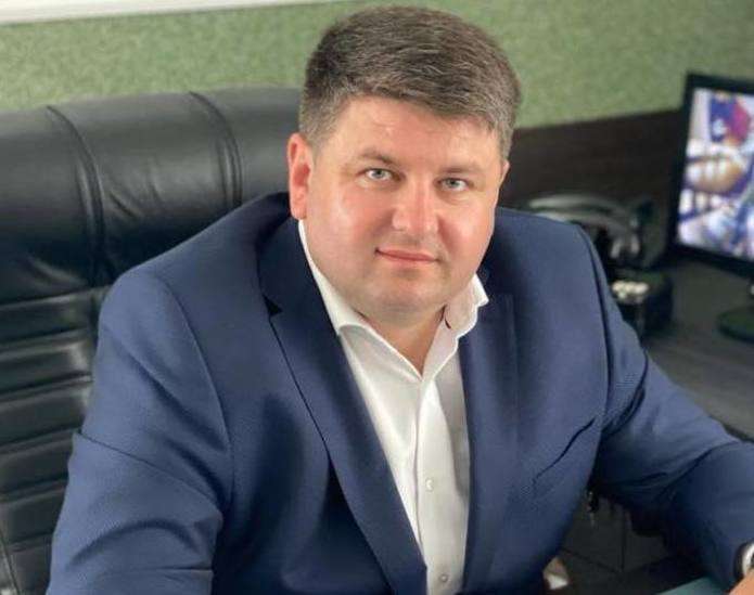 'Це політичний тиск невідомих осіб': голова Чернівецької РДА, якому ЗМІ закидали хабарництво, продовжує керувати районом