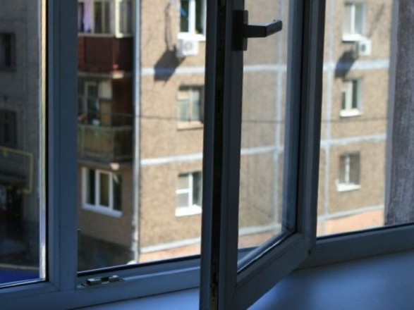 Ймовірно, покінчив життя самогубством: у Чернівцях пенсіонер вистрибнув з вікна 7 поверху 