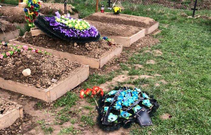 П'яний буковинець на Великдень сплюндрував 13 могил на кладовищі у Путилі (ФОТО) 