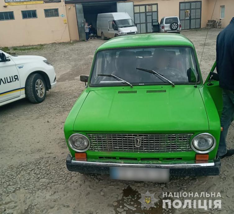 Молодик, який на Великдень понівечив могили в Путилі, викрав машину у Вижниці, щойно вийшов із судової зали 