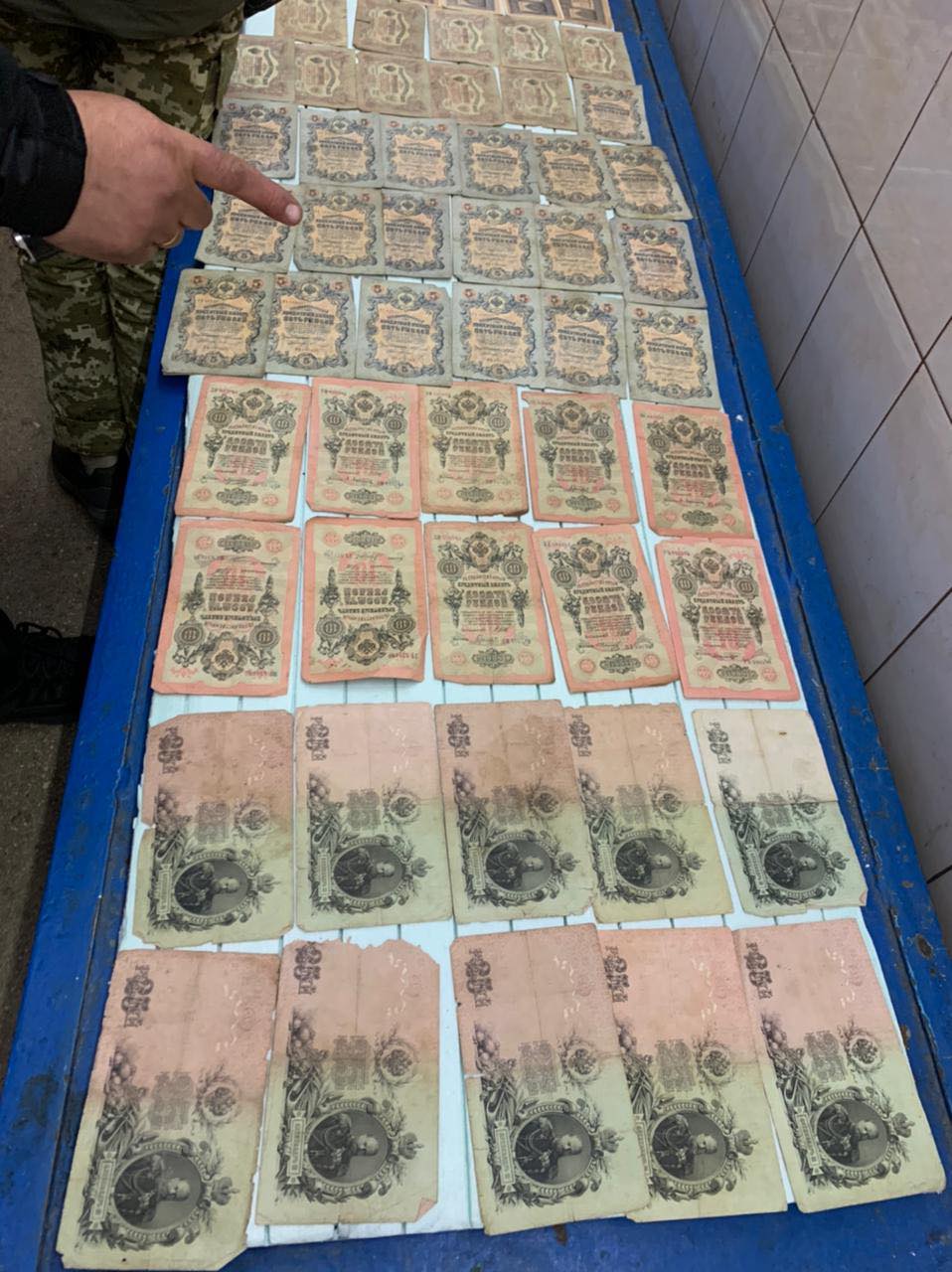 Через Буковинську митницю незаконно везли старовинні банкноти 
