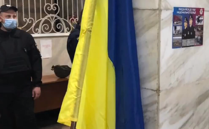 Чернівчанин, який опівночі здійснив фальшивий виклик поліції, викрав державний прапор з філармонії і розгулював з ним удосвіта містом  