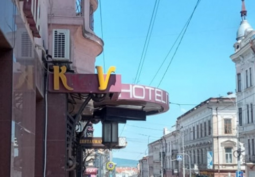 З вивіски готелю у центрі Чернівців демонтували дві літери русифікованої назви столиці України (фото)