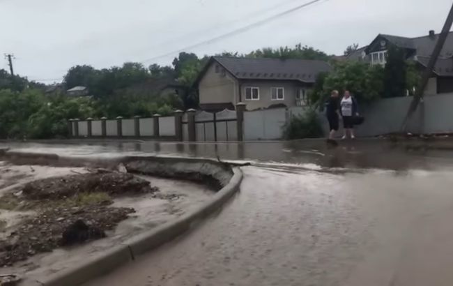 Рівень води у 14 підтоплених населених пунктах Буковини поступово знижується, поліцейські стежать за безпекою у районі підтоплення 