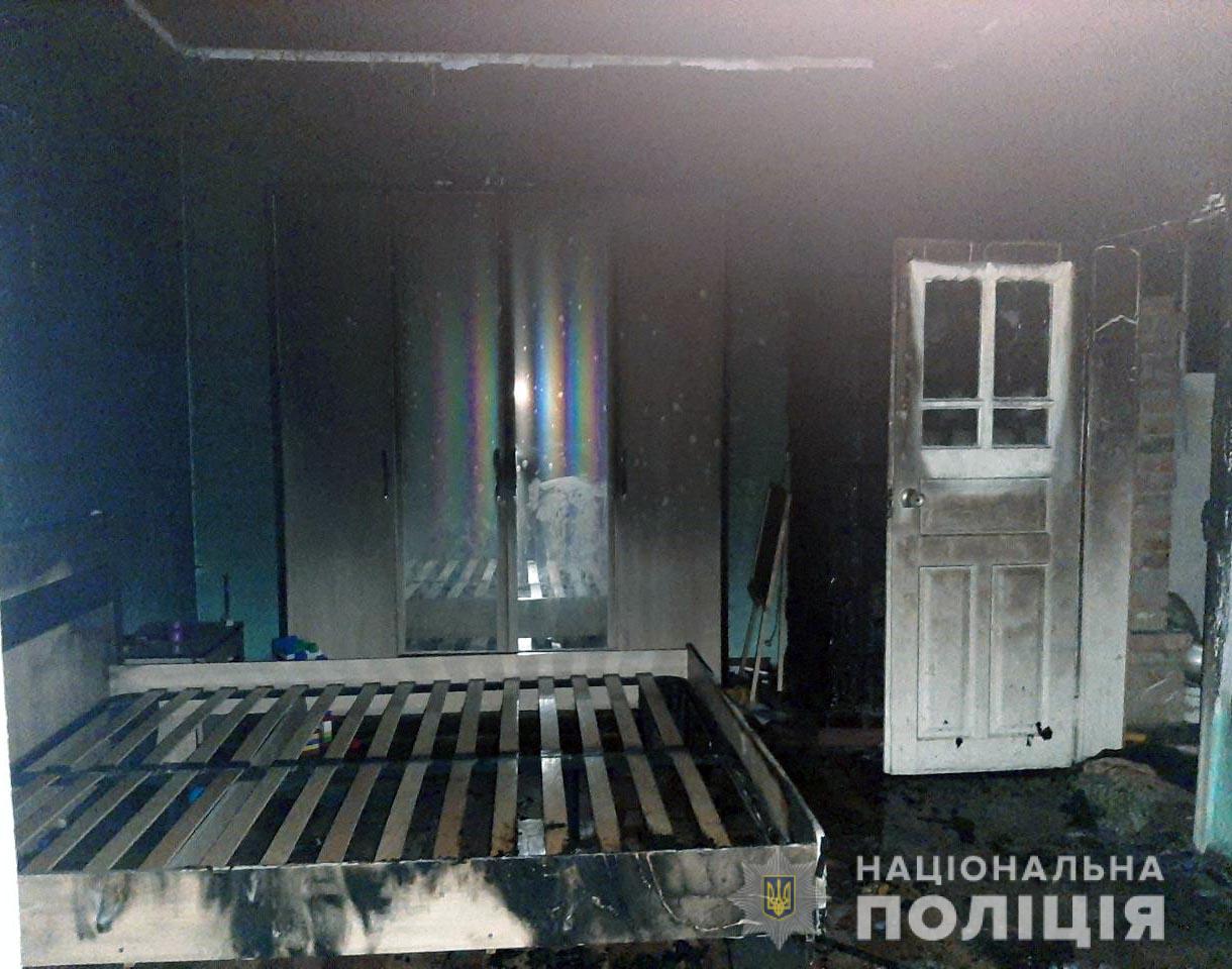 Буковинець підпалив будинок з чотирирічною племінницею: брат із сестрою не поділили батьківський спадок: 
