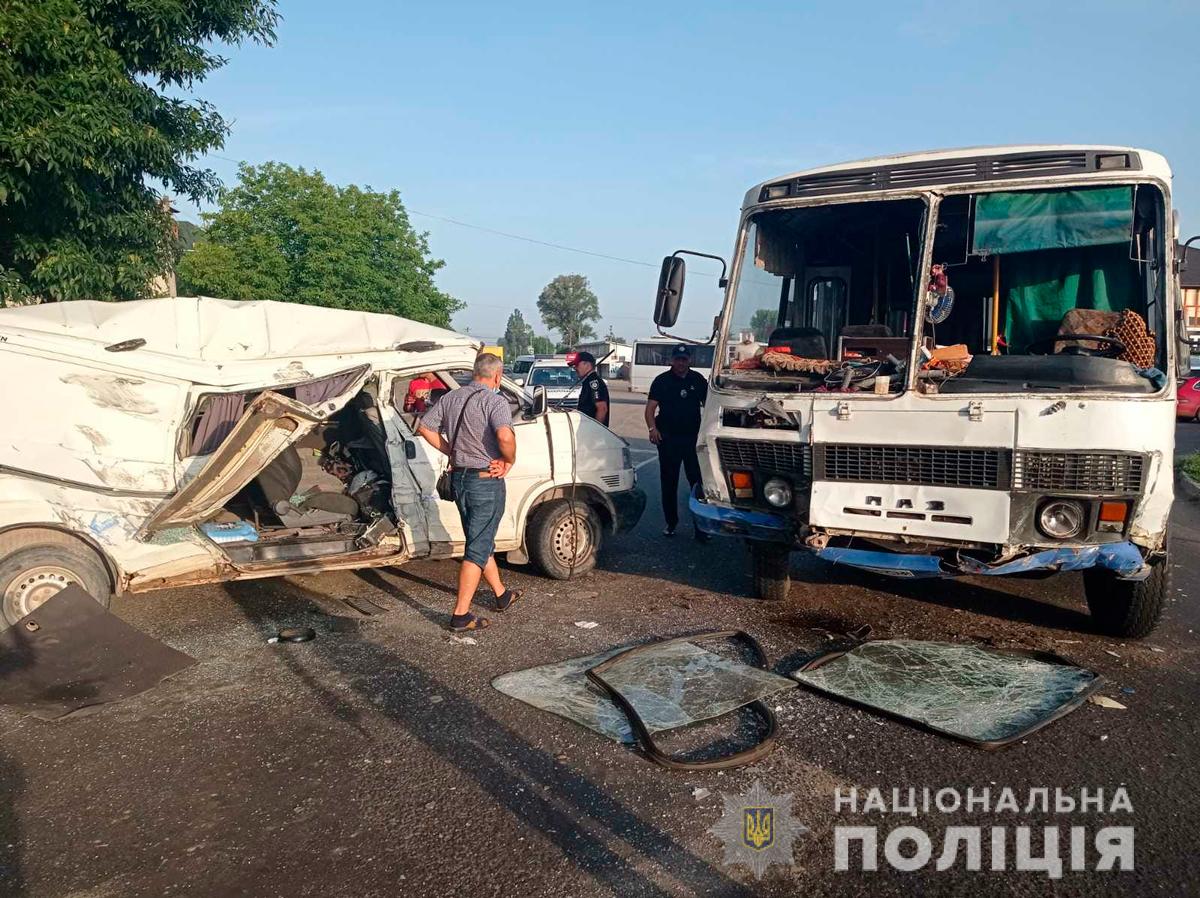 Водій мікроавтобуса, який  допустив зіткнення з маршруткою під Чернівцями і травмував своїх пасажирів, о сьомій ранку був напідпитку  