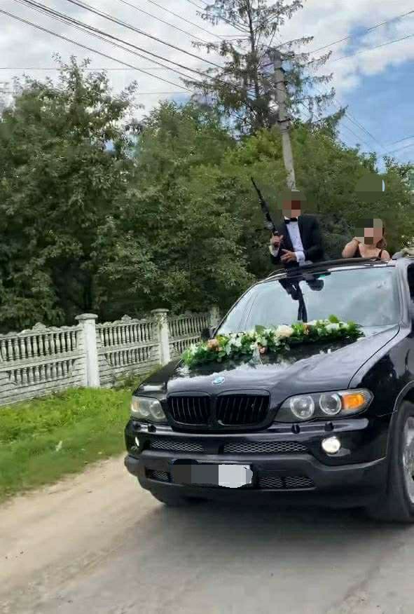 З власного весілля на нари: на Буковині наречений-хуліган стріляв з автомобіля у повітря з автоматичного карабіна 