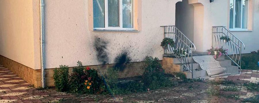 Пошкодило стіну та квітник: на подвір'ї приватного будинку у Ванчиківцях вибухнула граната