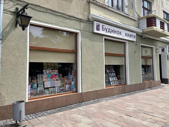 Оновили фасад та інтер’єр: у Чернівцях відремонтували книгарню на вулиці Кобилянської