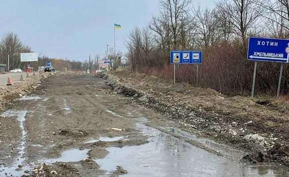 Ексголова Чернівецької ОДА виграв суд проти патрульних, які захищають ями від водіїв на найгіршому відрізку дороги з Чернівців до Києва