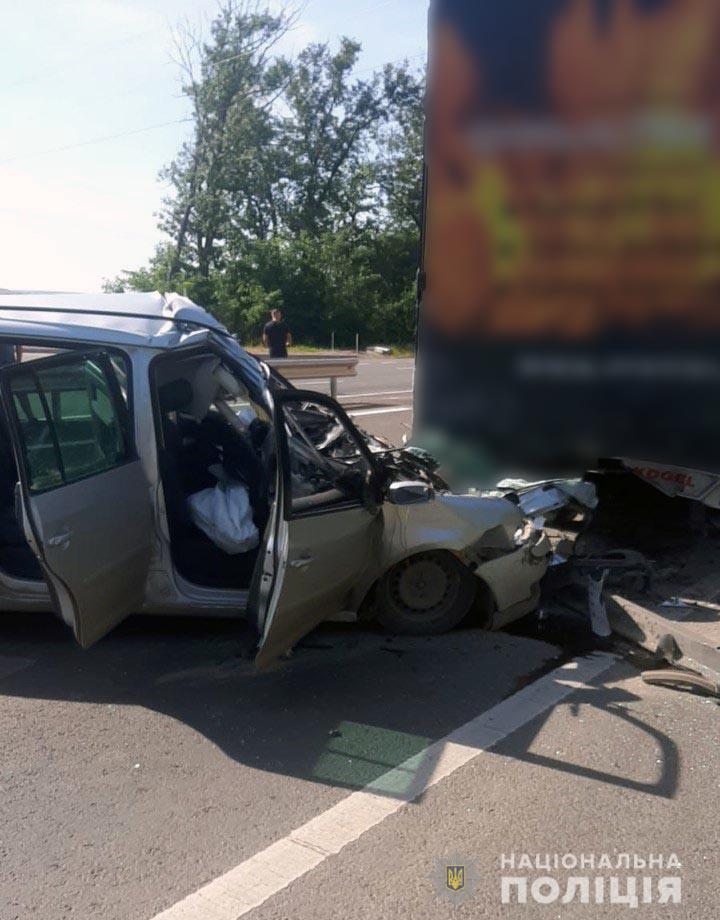 Підібрав дорогою: на Буковині у страшній аварії загинула вагітна жінка (фото) 
