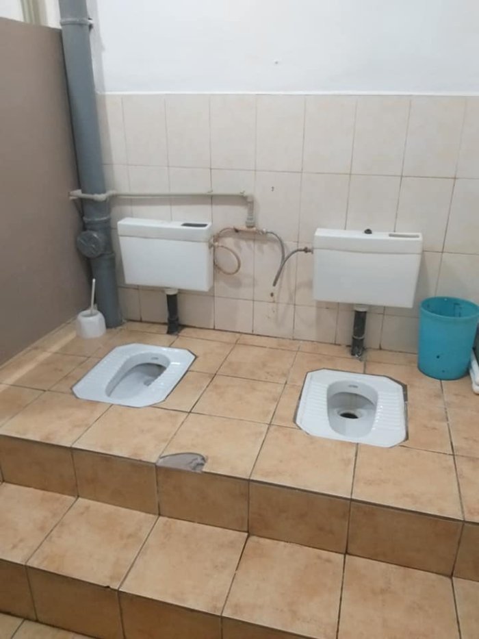 'Це принизливо': в мережі обурилися фотографії шкільного туалету, відремонтованого в Чернівцях