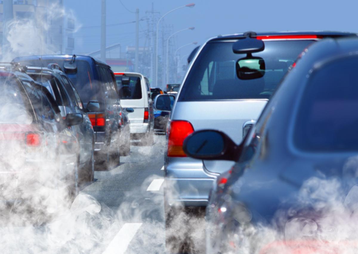 Вихлопні гази від старих автомобілів, які масово завозять без контролю екологічності, труять чернівчан дрібнодисперсним пилом, провокуючи хвороби легень і рак – лікарі