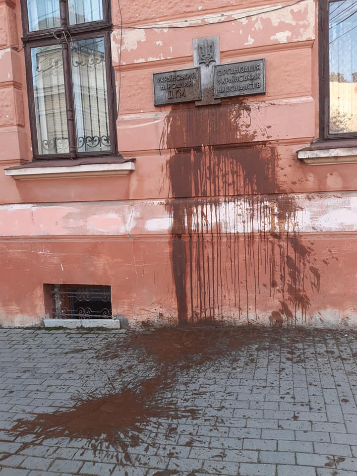 У Чернівцях невідомі облили нечистотами меморіальну дошку ОУН на стіні Українського народного дому 