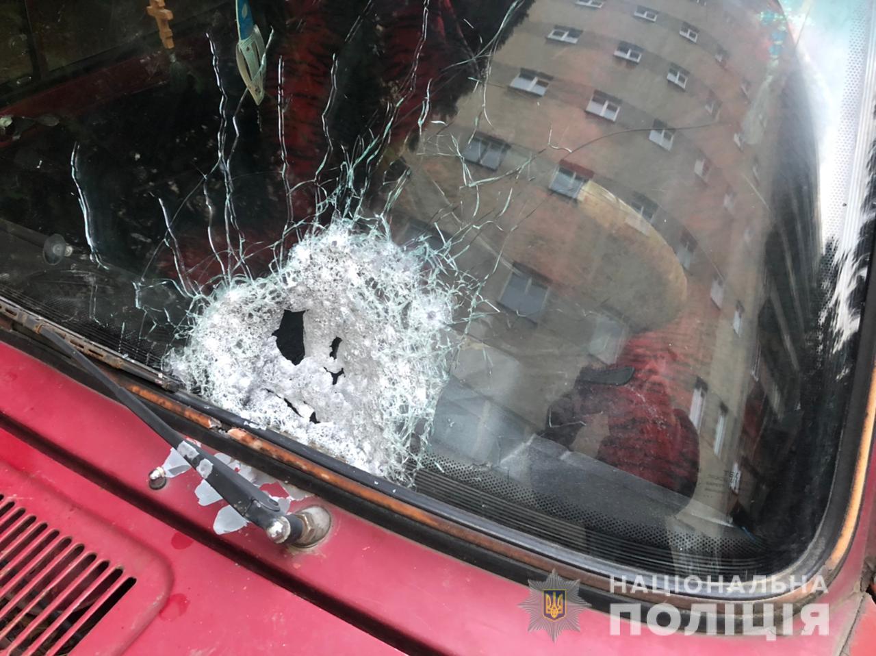 У Чернівцях обстріляли автомобіль під час руху: водій і пасажирка госпіталізовані з вогнепальними пораненнями рук