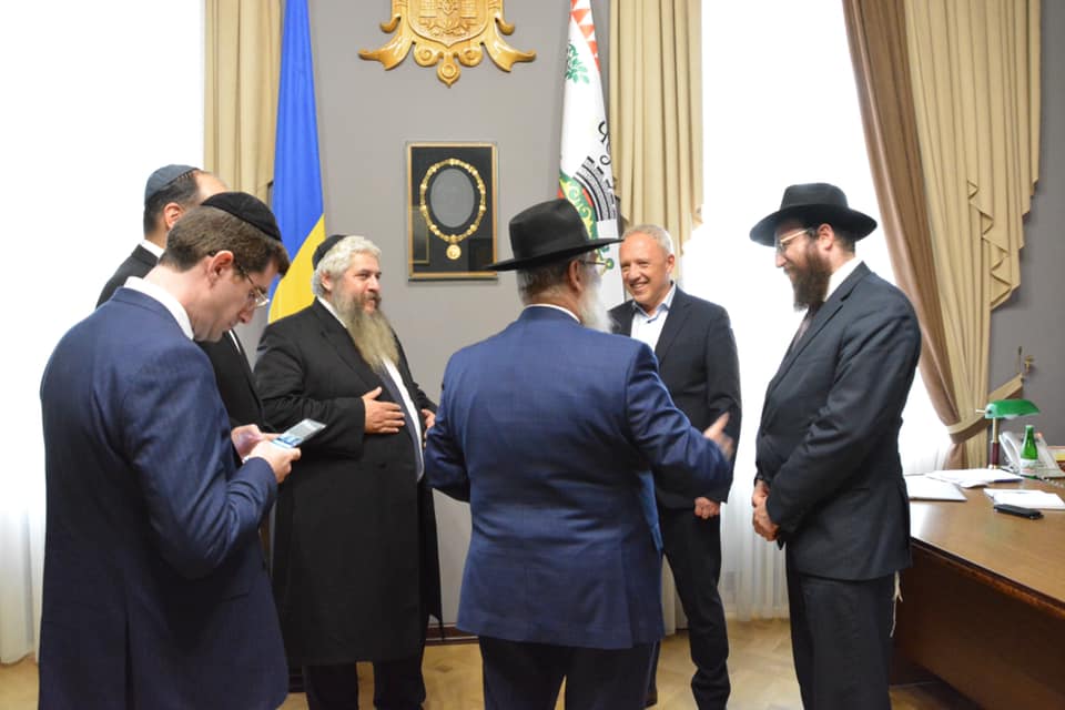 Голова Чернівецької ОДА вкотре закликав міську владу Чернівців повернути єврейський дім у власність іудейської громади