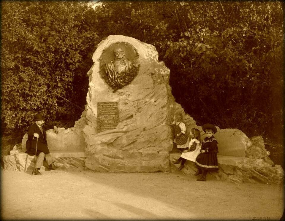 У ратуші не підтримали відновлення 'Цісарської скелі' з барельєфом Франца Йозефа у парку Федьковича