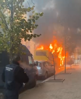 Згоріла вщент: вогонь повністю охопив маршрутку у центрі Чернівців: фото і відео