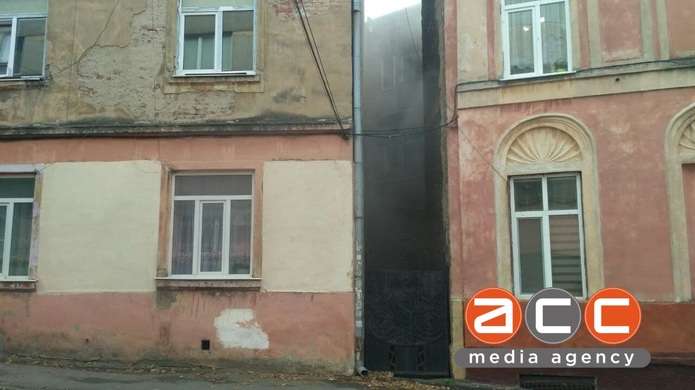 На Першотравневій у Чернівцях горить житловий будинок (ФОТОРЕПОРТАЖ)