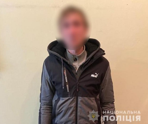В Чернівцях у 23-річної дівчини-іноземки на вулиці викрали мобільний телефон 