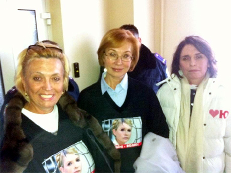 Голих і босих депутаток силою викинули від Тимошенко