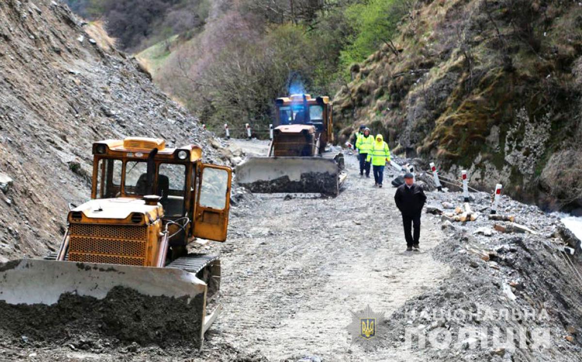 На ремонті доріг тільки в одному з районів Чернівецької області украли майже 3 млн протиповеневих грн 