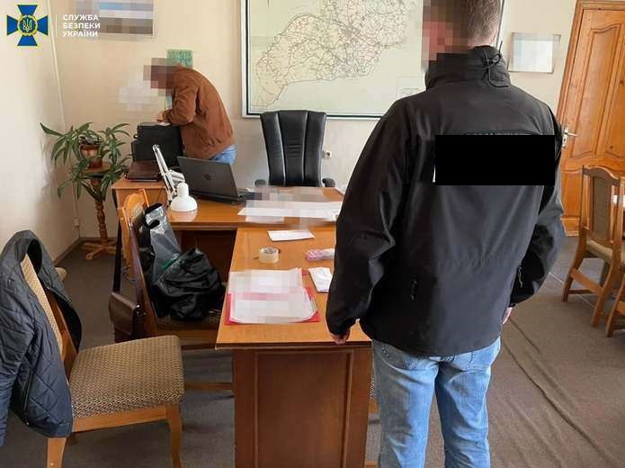 Посадовець Чернівецької ОДА, якого бачили в Києві біля офісу бізнесмена Павлюка, створив організовану злочинну групу, - оголошено підозру