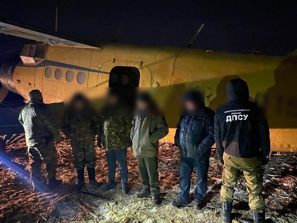Чернівецькі прикордонники виявили списаний літак Ан-2 та контрабандистів, які готували його до польоту через кордон  