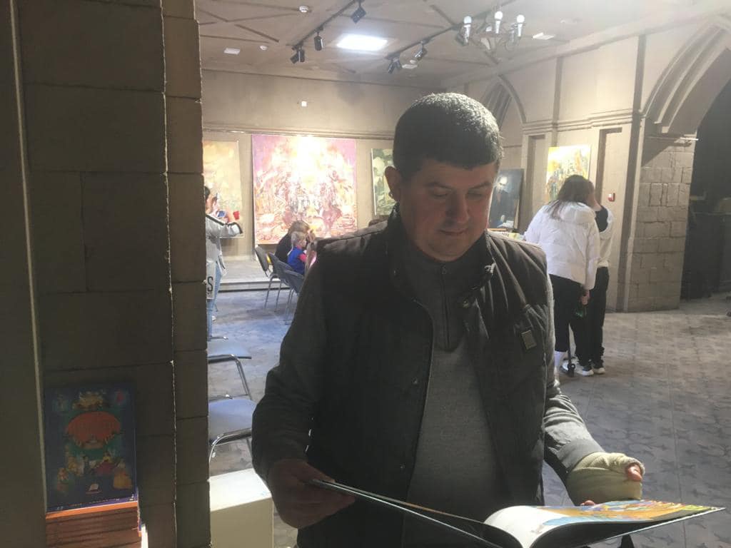 Бурбак передав Центру культури «Вернісаж» дитячу літературу