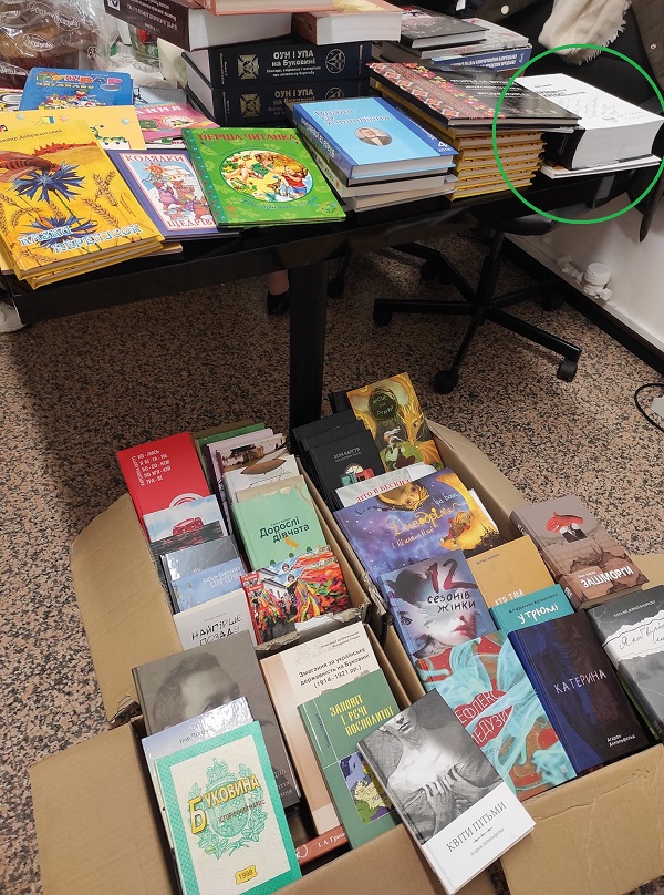 Джерело, з якого черпаємо силу: Українській бібліотеці в Мілані передали книжки чернівецьких видавництв і авторів з автографами