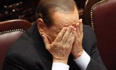 Берлускони проводили в отставку оскорблениями и дождем из монет