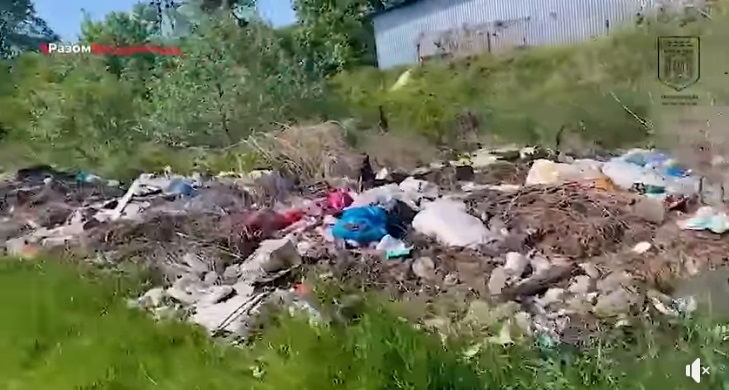 Вулицю Січових Стрільців чернівчани перетворили на стихійне сміттєзвалище  