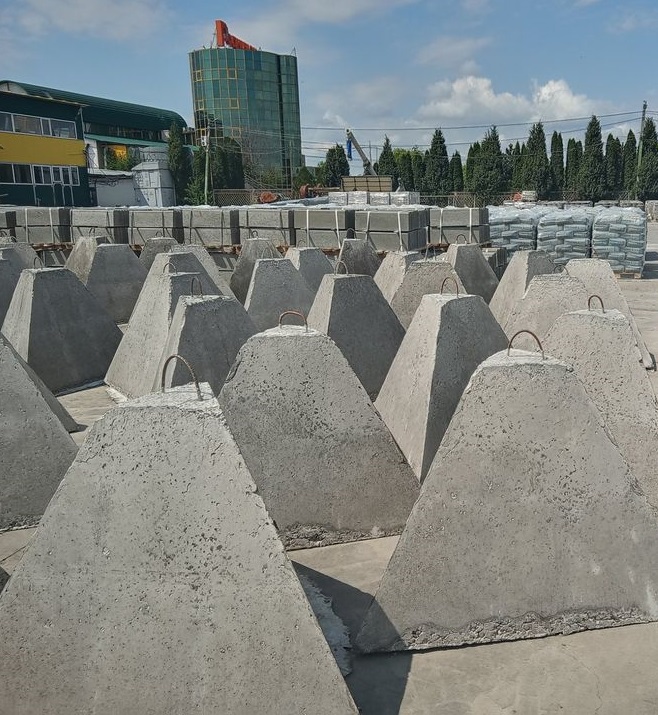 На Буковині депутат організував виробництво бетонних протитанкових споруд