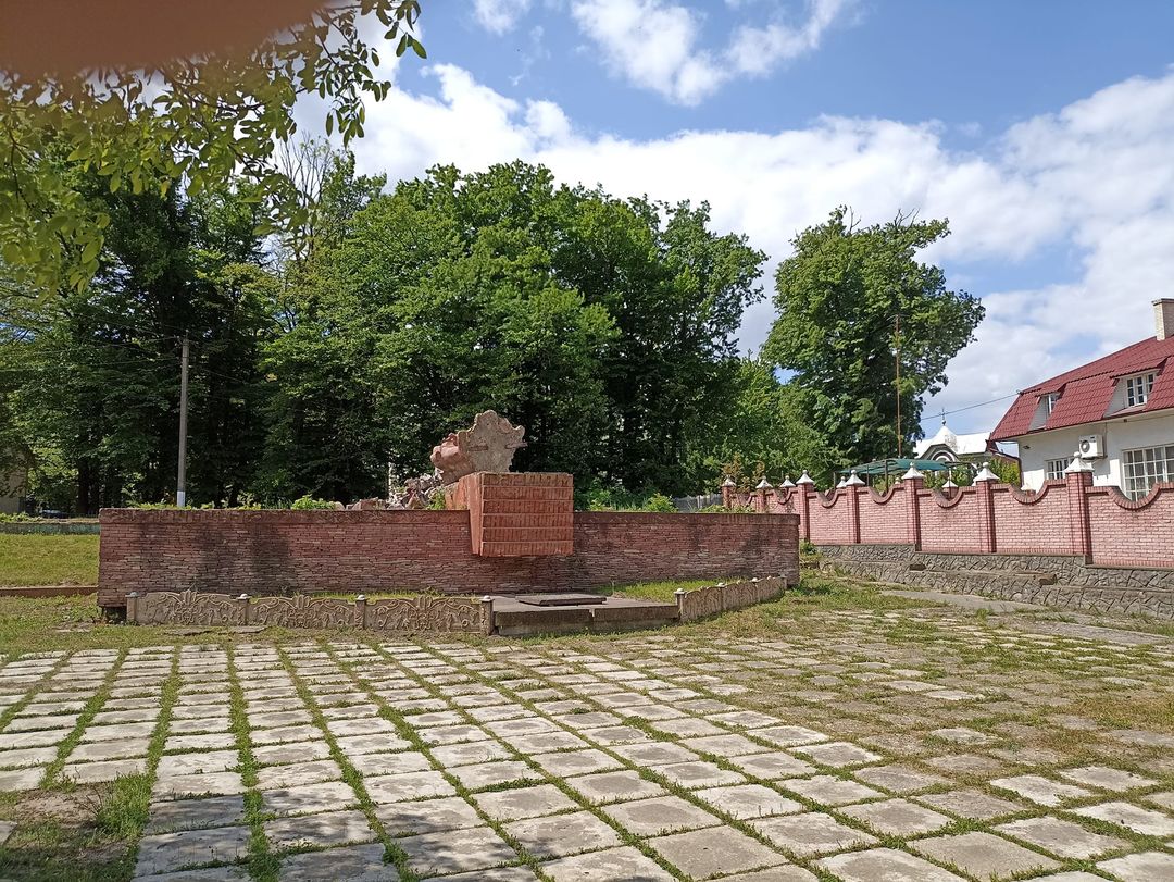 На Буковині у центрі Рідківців впав радянський пам'ятник