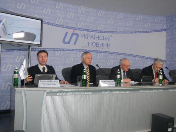 Наразі п’ятеро чернівчан підписали звернення до Януковича з погрозою усунення його з посади