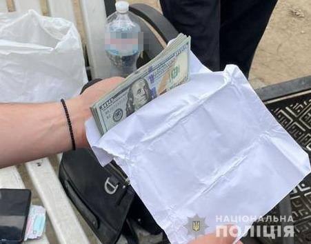 У Чернівцях збували фальшиві банкноти номіналом 20, 50 та 100 доларів США