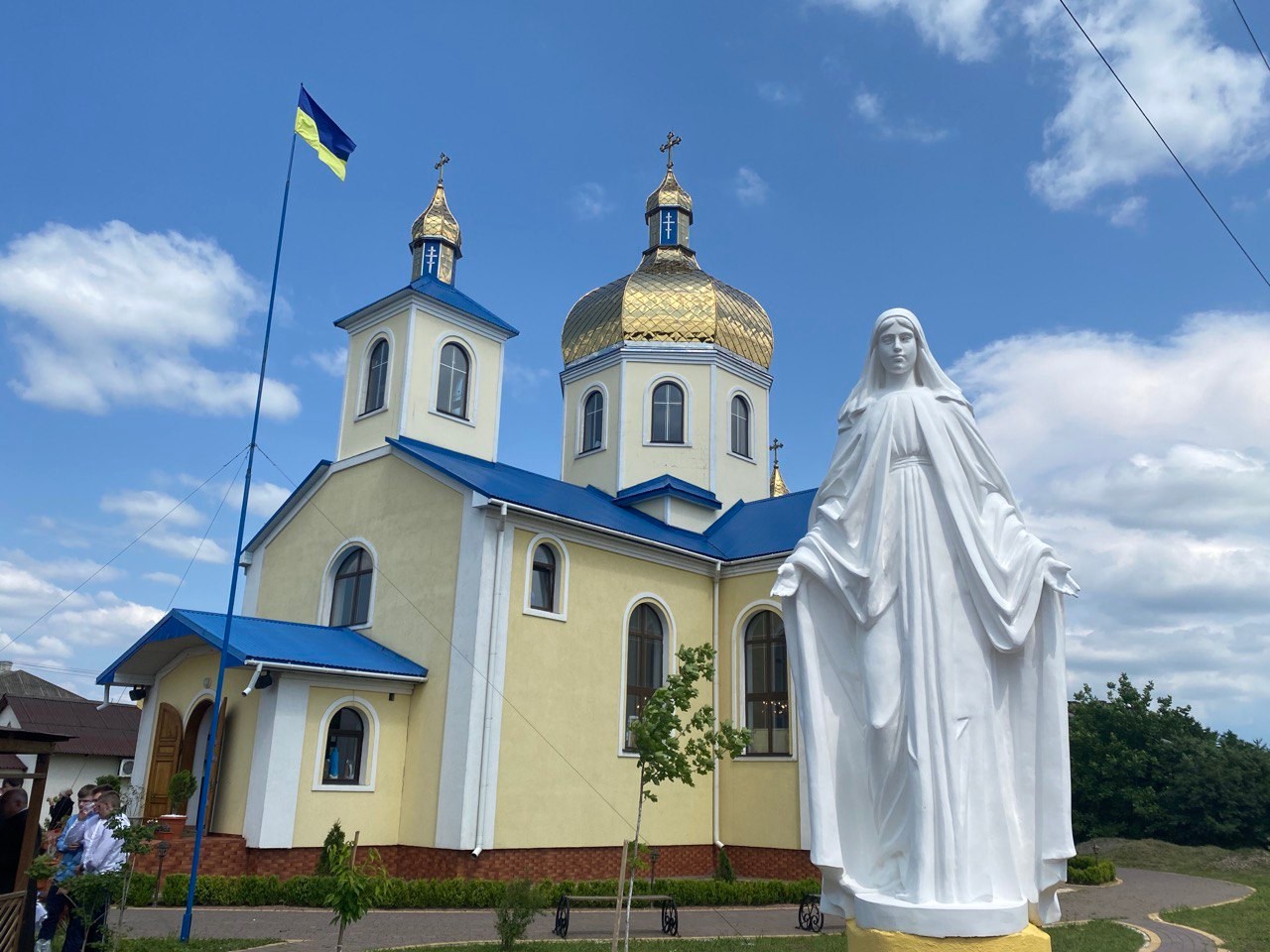 У Новоселиці освятили фігуру Матері Божої на на церковному подвір’ї